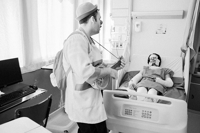 Clown humanitaire en milieu hospitalier
